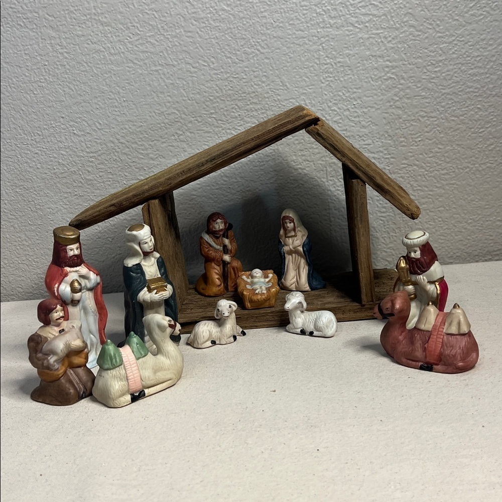 Vintage 11-Piece Nativity Set w/ Wooden Manger & Original Box – Complete Set! - Picture 6 of 9
